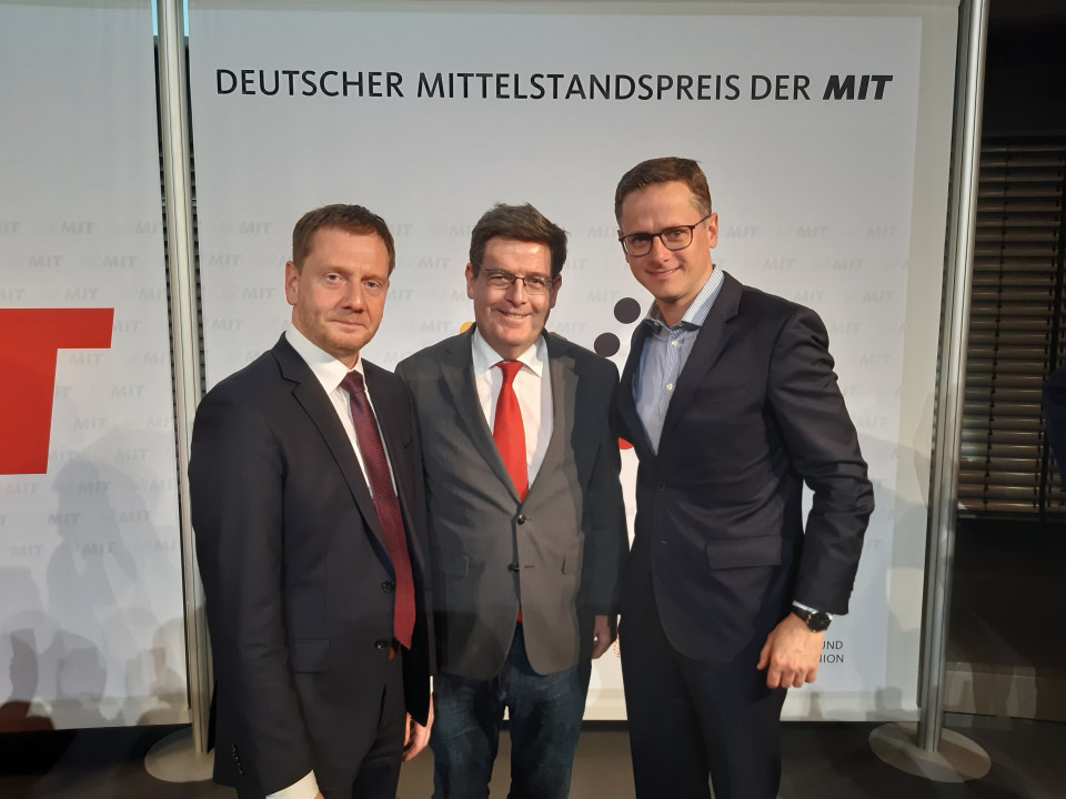 Zu seiner Wahl gratulierten Henning Aretz (Mitte) Ministerprsident Michael Kretschmer (links) und Dr. Carsten Linnemann (rechts), MIT-Bundesvorsitzender