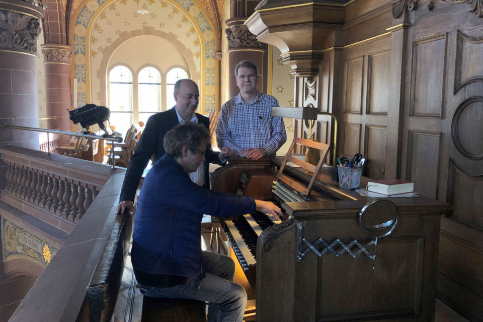 Foto: Was lange whrt, wird gut: Bereits seit 2019 setzt sich Matthias Hauer fr die Sanierung der Walcker-Orgel in Werden ein. Hier mit Baukirchmeister Bodo Besselmann (rechts) und Organist Dr. Matthias Geuting (an der Orgel). Copyright: Matthias Hauer