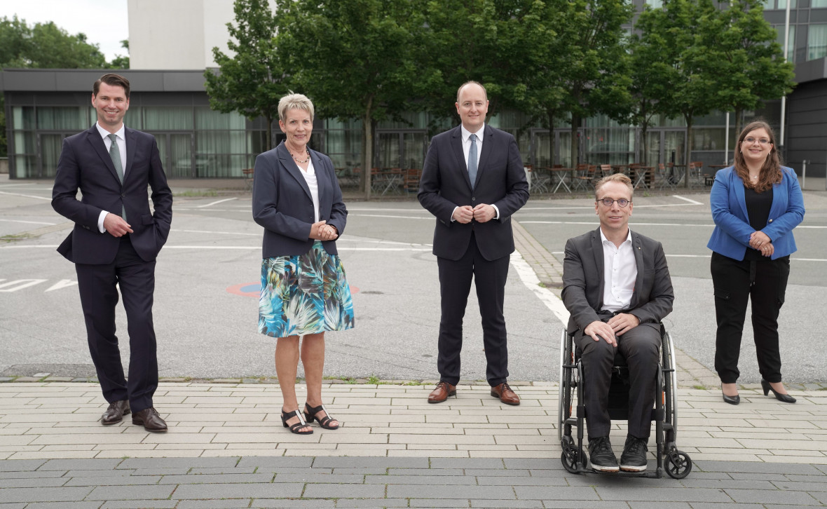 Foto: Gohl (v.l.n.r.: Fabian Schrumpf MdL, Christiane Moos, Matthias Hauer MdB, Ralf Bockstedte und Jessica Fuchs)